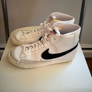 Women’s Nike Blazer Mid
Size 8